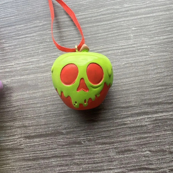 Snow White, Poison Apple, Dopey, Red Heart Chest Disney Christmas Ornament Set - Picture 2 of 8